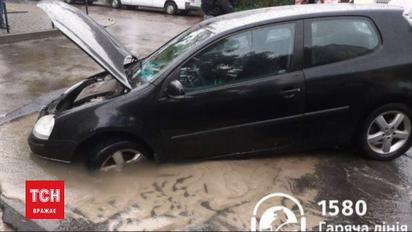Провалля на дорозі: у Львові під асфальтом опинився автомобіль