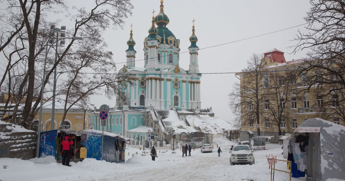 Вдарив ножем і побив: у Києві на Андріївському узвозі чоловік смертельно поранив перехожого