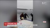 Спасатели сняли со льда двух рыбаков-смельчаков