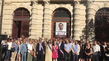 Плакат про Сенцова на мерії Парижа_02