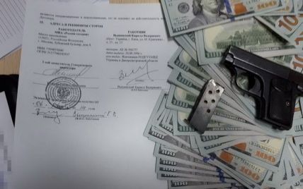 У керівника "РИА Новости Украина" під час обшуку знайшли зброю та 200 тисяч доларів