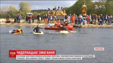 В Германии устроили заплыв в гигантских тыквах