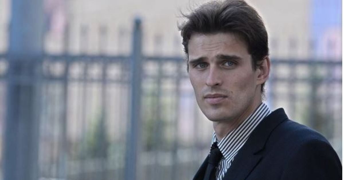 Российский актер Степанов чудом выжил после падения из окна пятого этажа