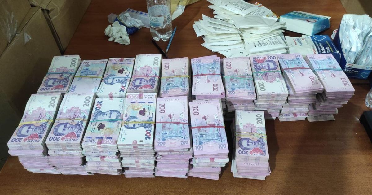 На границе с Венгрией остановили авто, набитое наличными более чем на 3 млн грн (фото)