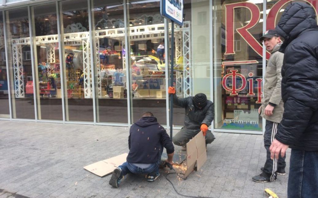 Робітники демонтують вивіску "Зупинка "Магазин Roshen"" / © Veжа