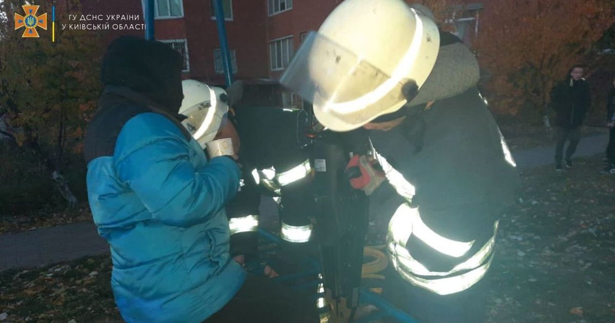 Застряг у драбині: у Київській області рятували 11-річного екстремала (фото)