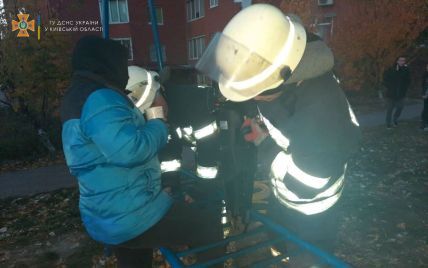 Застряг у драбині: у Київській області рятували 11-річного екстремала (фото)