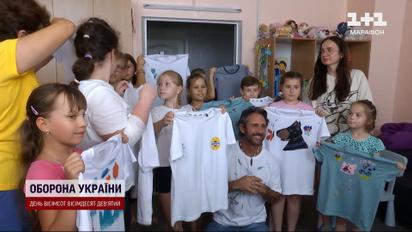 Американський художник приїхав до Києва, аби допомогти українцям арт-терапією