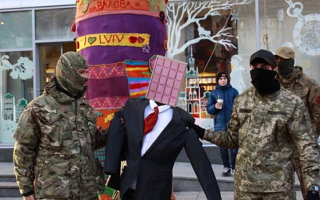 Во Львове националисты устроили перфоманс возле магазина Roshen / © zaxid.net