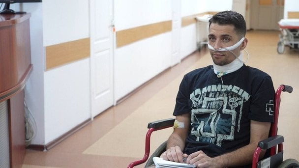Военный с перерезанным горлом сбежал из российского плена и 5 дней полз к побратимам: подробности (фото)