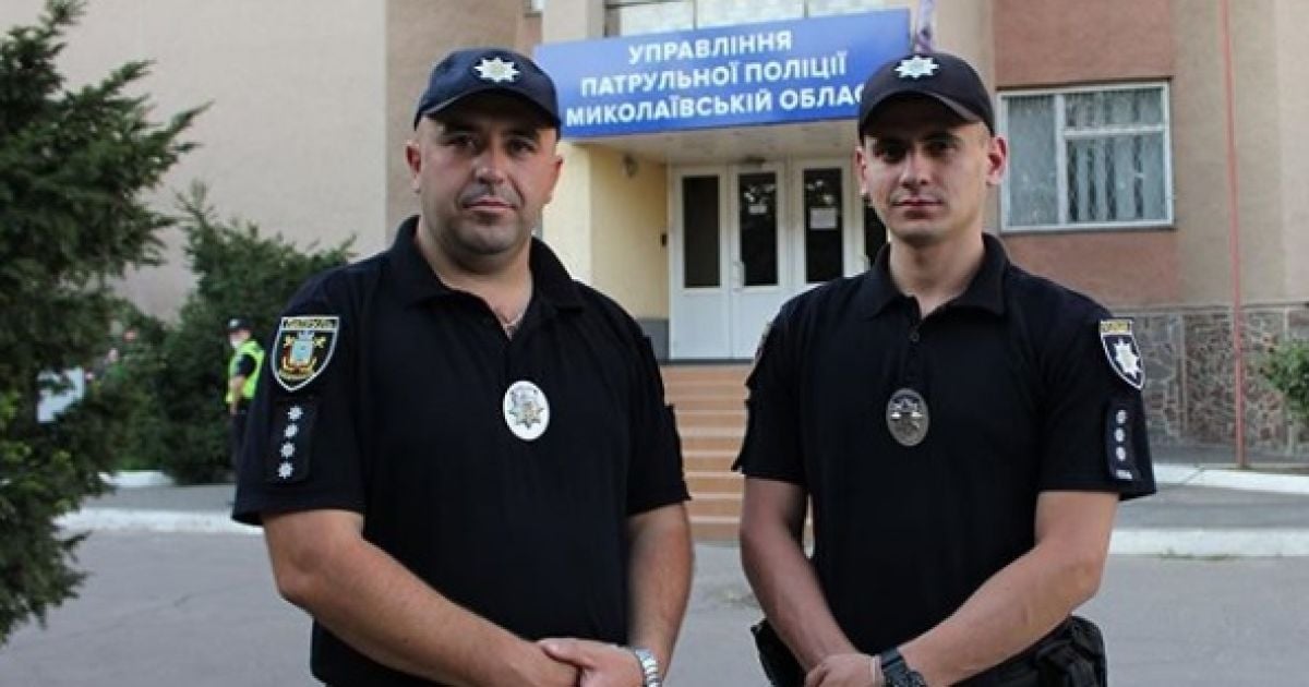 В Николаеве патрульные помогли мужчине принять роды у жены просто в машине