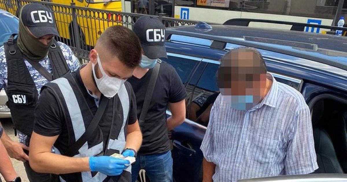 Киевские следователи разоблачили чиновника в получении взятки в 200 тысяч гривен