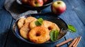 Яблочные кольца в тесте с корицей