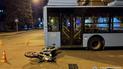 У Хмельницькому неповнолітній мотоцикліст влетів у тролейбус: відео