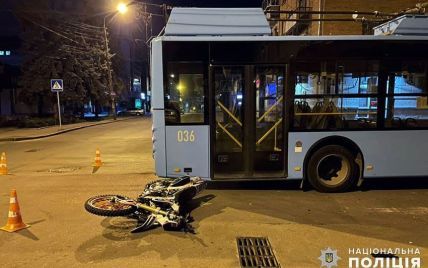 У Хмельницькому неповнолітній мотоцикліст влетів у тролейбус: відео