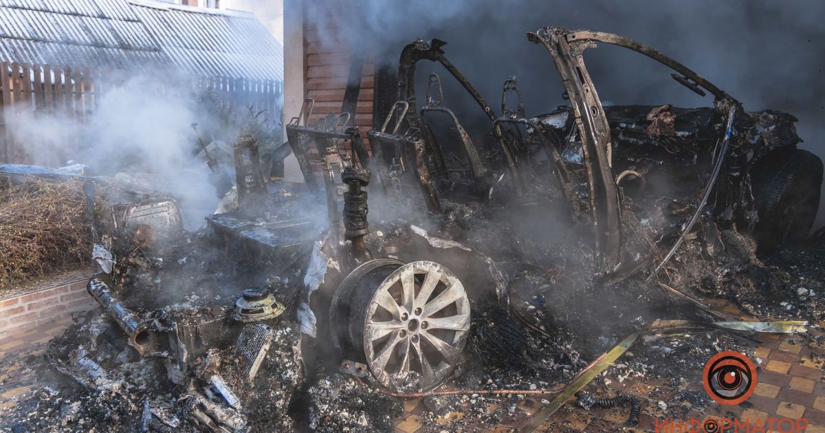 У Дніпрі в приватному будинку вщент згорів автомобіль Tesla