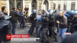 В Риме акция протеста водителей такси превратилась в драку с правоохранителями