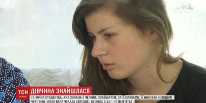 На зупинці громадського транспорту в Києві невідомі чоловіки викрали 16-річну дівчинку