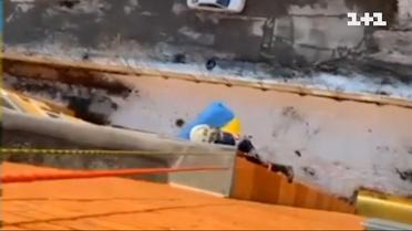 У Росії жінка вивісила у вікні синьо-жовтий прапор, який згодом зняло МНС
