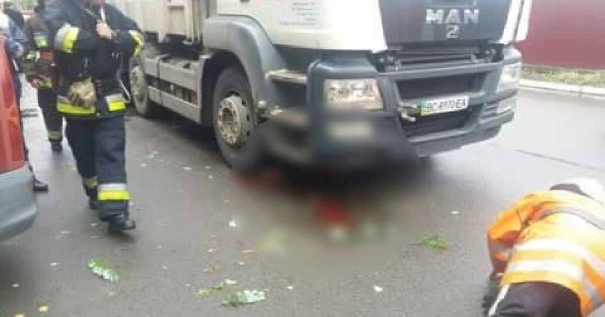 сміттєвоз роздавив людей у Львові / © facebook.com/Патрульная полиция Львова