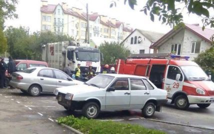 Водитель мог не заметить женщин: очевидцы рассказали детали наезда мусоровоза в Львове