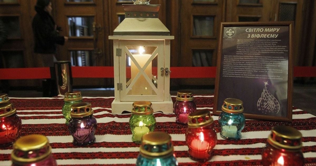 В Верховную Раду принесли Вифлеемский огонь мира