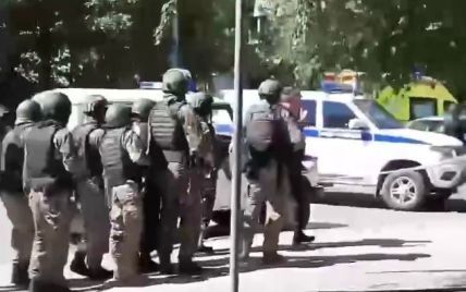 В России мужчина в маске захватил в заложники сотрудников банка