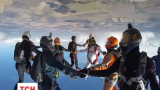 12 парашютистов в небе над Днепропетровской областью установили рекорд с фріфлая