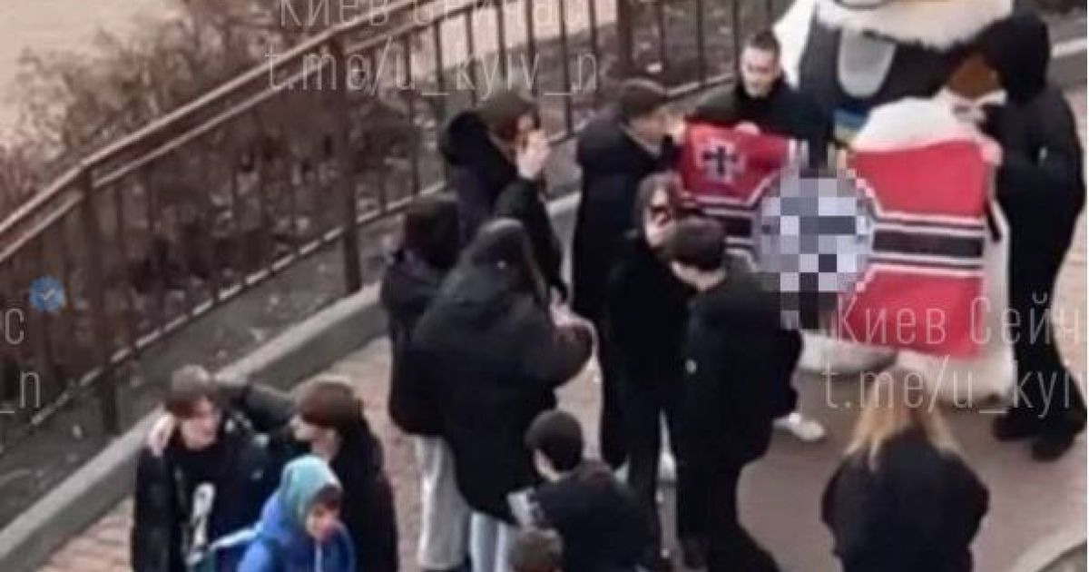 У Києві підлітки розгорнули прапор зі свастикою поруч з іграшкою пса Патрона