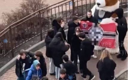Киевские подростки развернули флаг со свастикой возле игрушки пса Патрона: в прокуратуре отреагировали