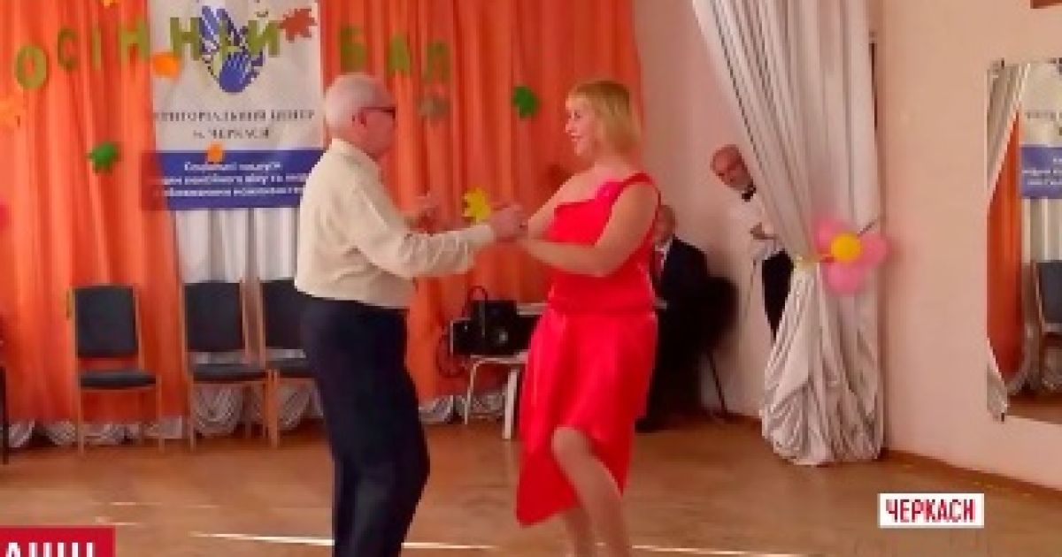 В Черкассах 77-летний дедушка открыл школу танцев для пенсионеров
