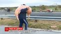 Аргентинцы после ДТП на глазах полиции разграбили фуру со свининой