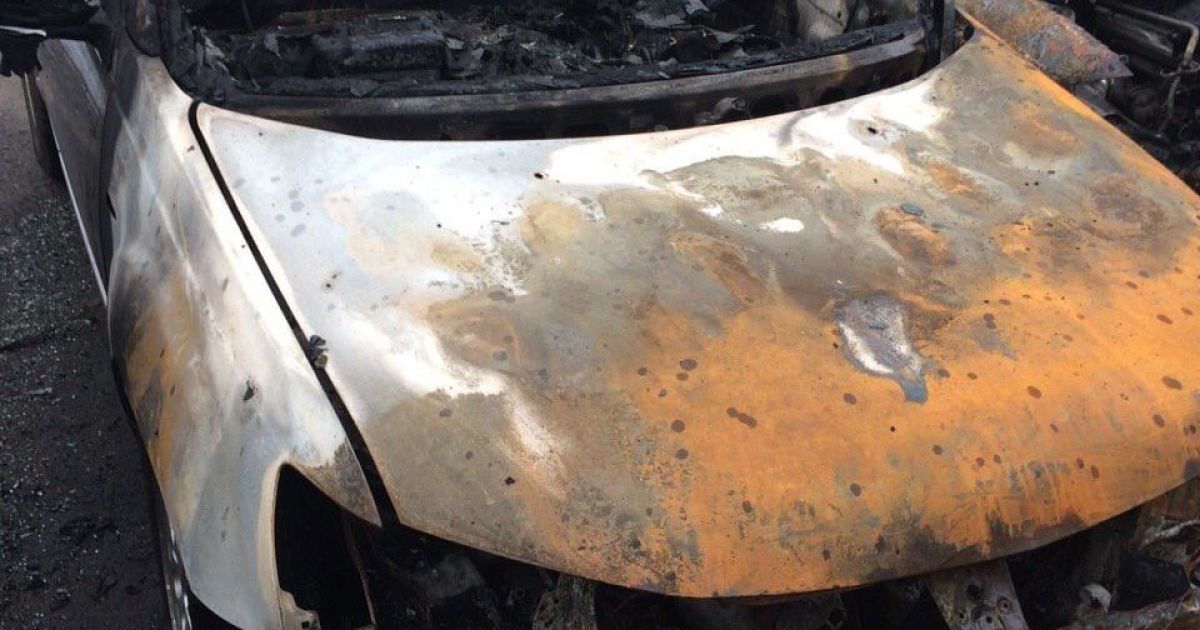 В Житомире ночью неизвестные подожгли автомобили пограничников