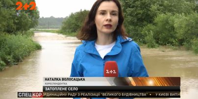 На Львівщині річка, що вийшла з берегів, затопила пів села
