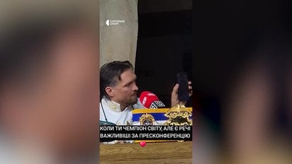 Усик перервав пресконференцію заради дзвінка дружини: зворушливе відео підкорює інтернет