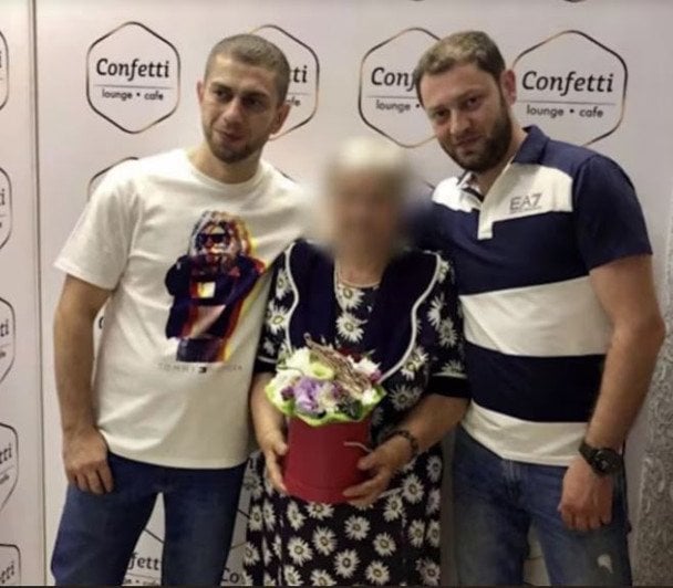 Азізов (на фото ліворуч) у період від липня 2023 до грудня 2024 року працював у Москві. Фото УП