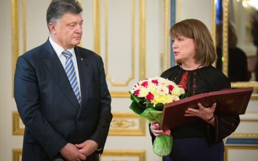 Порошенко вручил орден "Золотая звезда" жене погибшего героя. / © twitter/Петр Порошенко