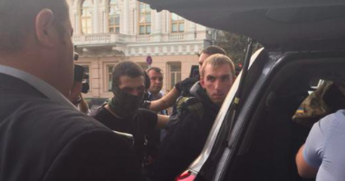 Продолжается обыск машины парламентария