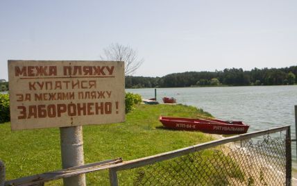 На Луганщині після купання в озері госпіталізували майже два десятки людей