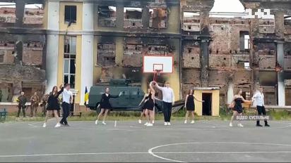 Вальс на руїнах школи – в Харкові випускники виконали прощальний танець біля зруйнованого росіянами освітнього закладу