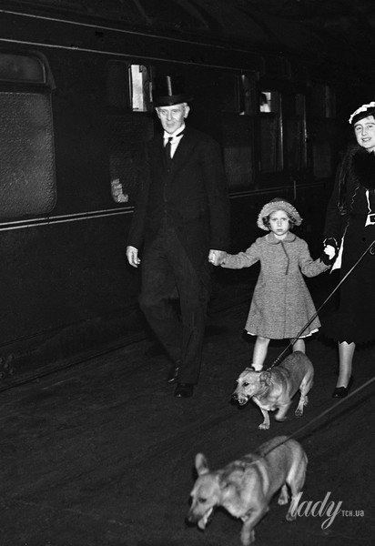 Принцеса Єлизавета, її сестра Маргарет і королева-мати Єлизавета з собаками відправляються на відпочинок / © Associated Press