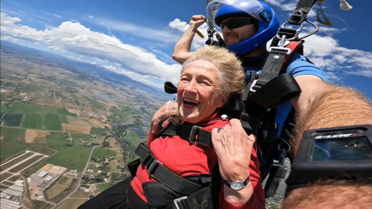 Кім Кнор з інструктором / Фото: COURTESY / MILE-HI SKYDIVING CENTER / © 