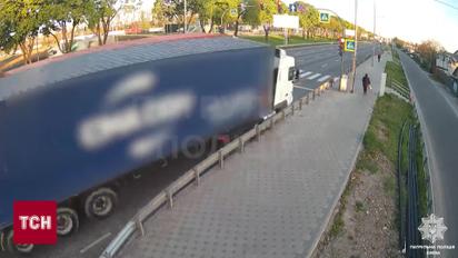 Фура едва не упала на женщину! Жуткое видео ДТП в Киеве! В Украине вводят новые правила ПДД!