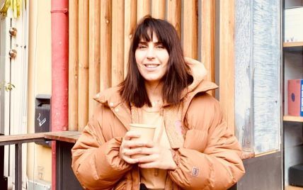 У пуховику і без макіяжу: Джамала приїхала до свого кафе попити кави