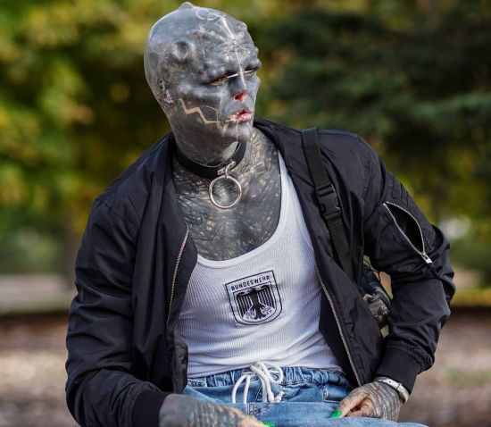 Одержимий бодіартом чоловік відрізав собі пальці, щоб стати “чорним інопланетянином”: фото
