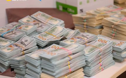 Операція "Чисте місто" в Києві: під час обшуків знайшли гори з доларів (фото)
