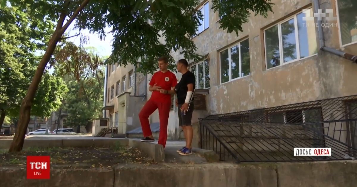 В Одессе спустя полгода после кровавой стрельбы встретились фельдшер и спасенный им коп