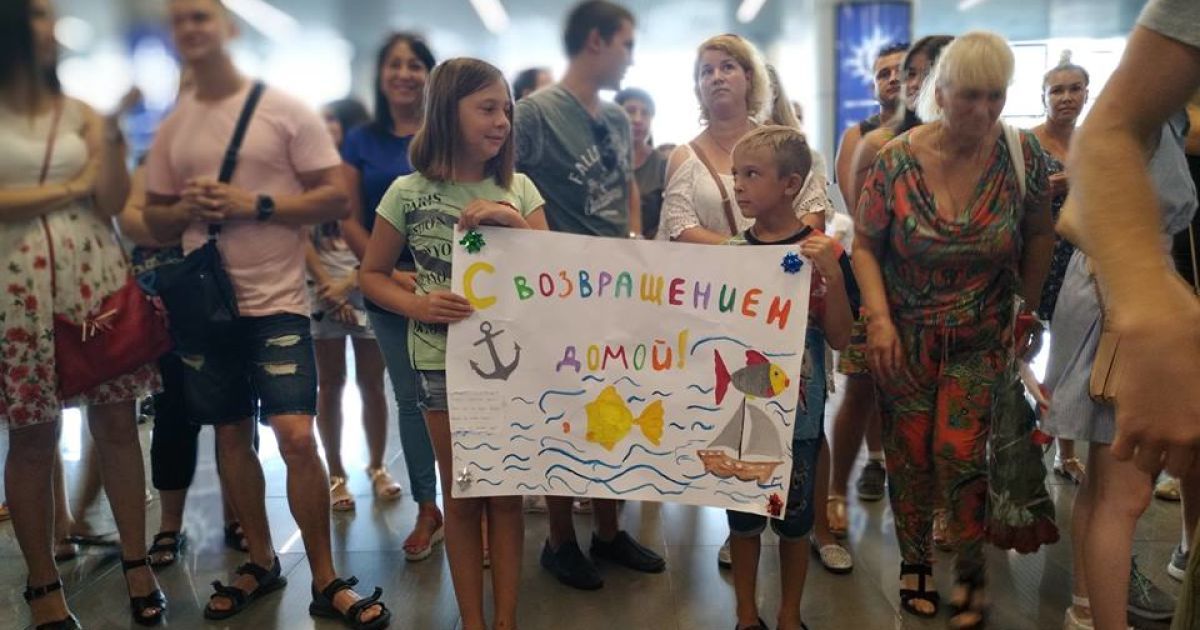 Из Омана вернулись 15 украинских моряков, которые три года провели в изоляции на судне-банкроте