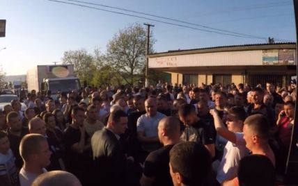 На Закарпатье селяне блокировали дорогу, требуя арестовать подозреваемого в убийстве подростка