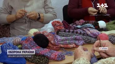 Ноги будут в тепле – женщины из Черновцов плетут носки для военных на передовую